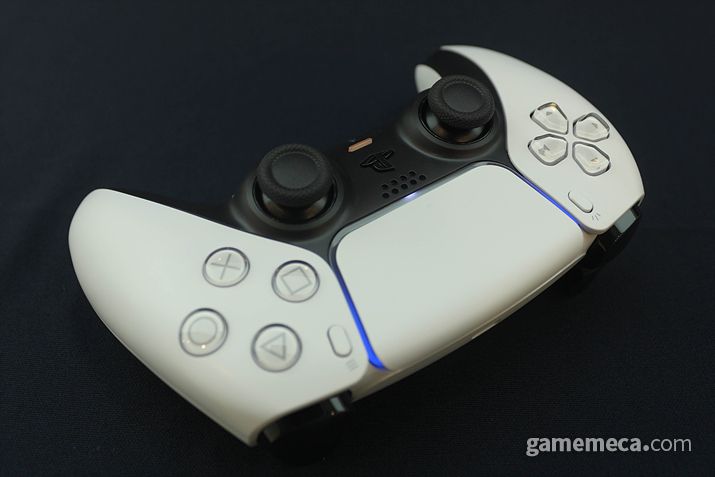 ▲ 그립감이 달라져서 그런지는 몰라도 조금 무거워진 느낌이다 (사진: 게임메카 촬영)