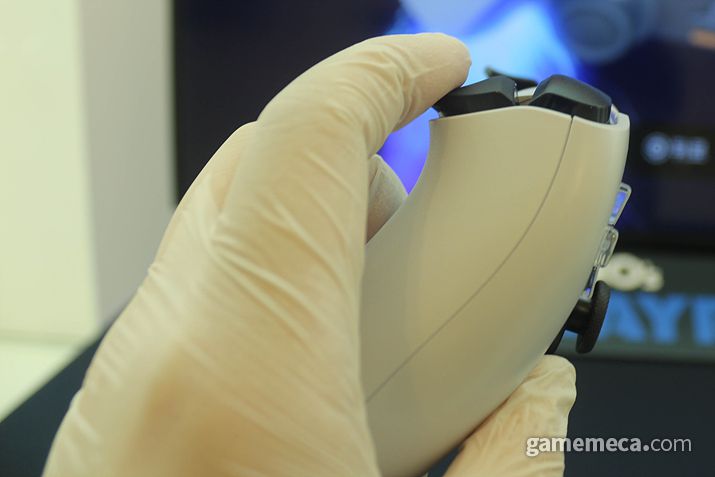 ▲ L2/R2 버튼의 경우 누를 때 감촉까지 달라진다 (사진: 게임메카 촬영)