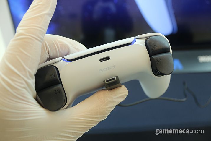 ▲ 듀얼센스 충전 포트 (사진: 게임메카 촬영)