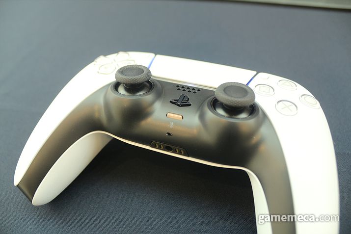 ▲ 가운데 빨갛게 빛나는 마이크, 감도 테스트는 추후 기회에... (사진: 게임메카 촬영)