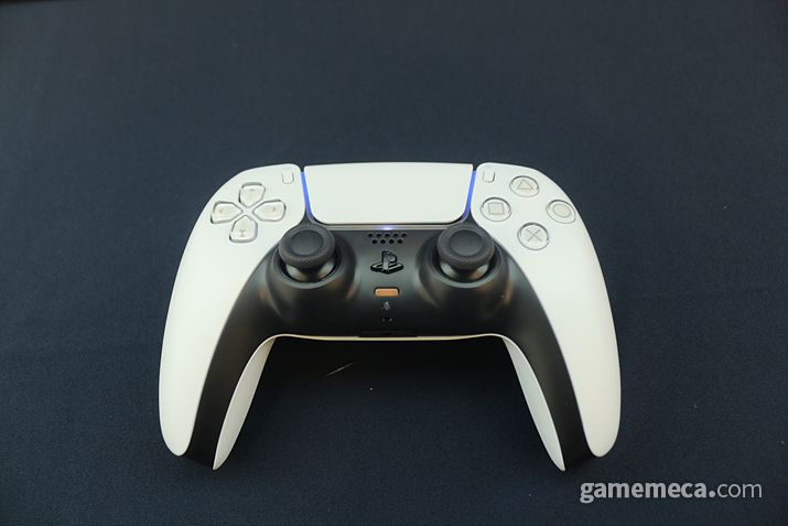 ▲ 디자인을 일신한 듀얼센스 (사진: 게임메카 촬영)