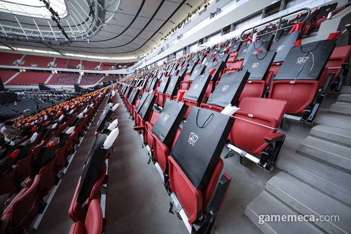 ▲ 사회적 거리두기를 제대로 실천하지 않은 좌석 배치 (사진제공: 라이엇게이밍)