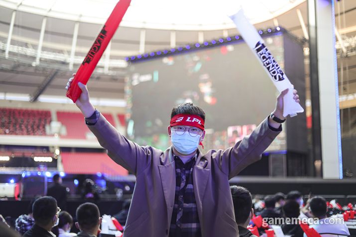 ▲ 아예 마스크를 벗고 큰 소리로 응원하는 팬도 있었다 (사진제공: 라이엇게임즈)