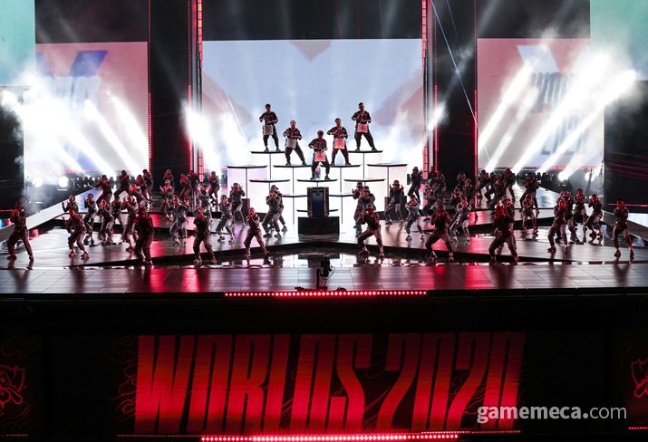 ▲ 역대 롤드컵 주제가와 함께 선수들이 등장하며 본격적으로 경기가 시작됐다 (사진제공: 라이엇게임즈)