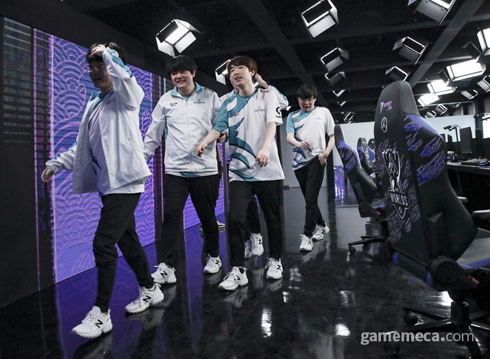 ▲ 승리의 기쁨을 만끽하고 있는 담원 선수들과 코치진 및 스탭 (사진제공: 라이엇게임즈)