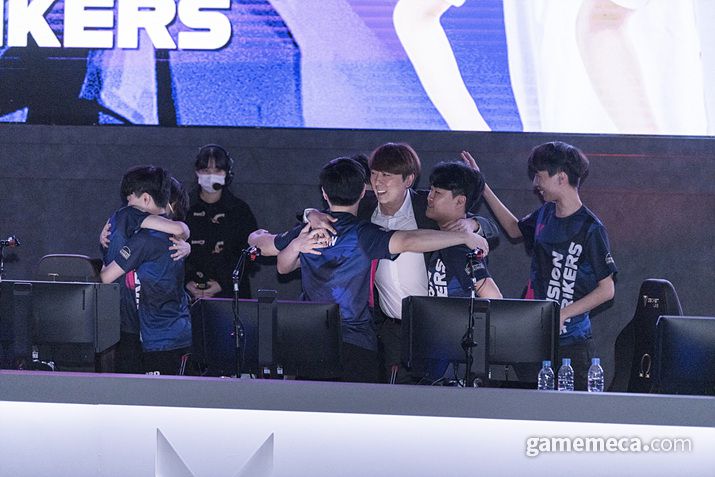 ▲ 우승을 확정한 뒤 환호하고 있는 비전 스트라이커즈 (사진제공: 라이엇게임즈)