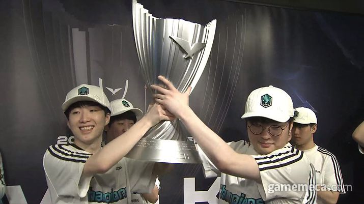▲ LCK 트로피를 들고 즐거워하는 '고스트' 장용준과 '베릴' 조건희 (사진출처: LCK 공식 중계방송 갈무리)