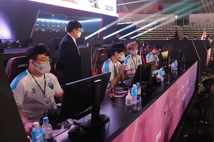 ▲ 한국 대표팀에 가장 먼저 승전보를 가져온 클래시로얄 대표들 (사진: 게임메카 촬영)