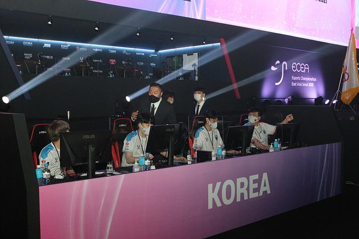 ▲ 경기 시작전 신중히 세팅을 하고 있는 선수들 (사진: 게임메카 촬영)