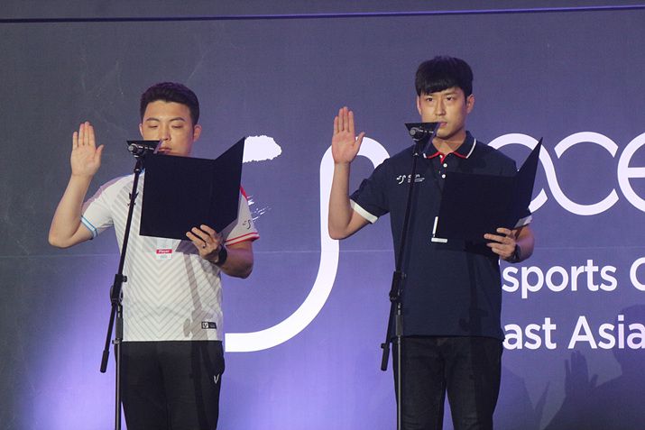 ▲ 금색으로 영롱하게 빛나는 대회 트로피 (사진: 게임메카 촬영)