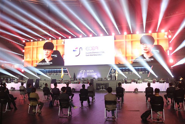 ▲ '페이커' 이상혁을 비롯한 e스포츠 유명 인사들도 축하 메시지를 보냈다 (사진: 게임메카 촬영)