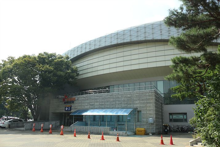 ▲ 대회가 열리고 있는 핸드볼 경기장을 쉽게 발견할 수 있다 (사진: 게임메카 촬영)