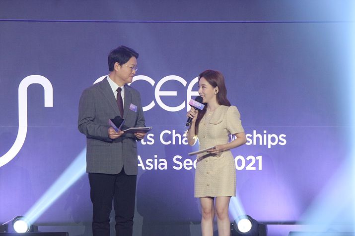 ▲ 전용준 캐스터와 이현선 아나운서가 사회를 맡았다 (사진: 게임메카 촬영)