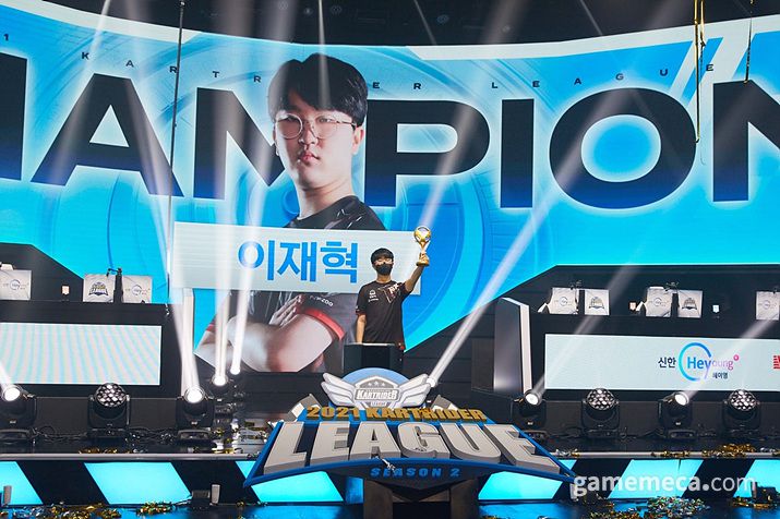 ▲ 개인전에선 이재혁이 전 시즌 유창현을 제압하과 트로피를 들어올렸다 (사진제공: 넥슨)