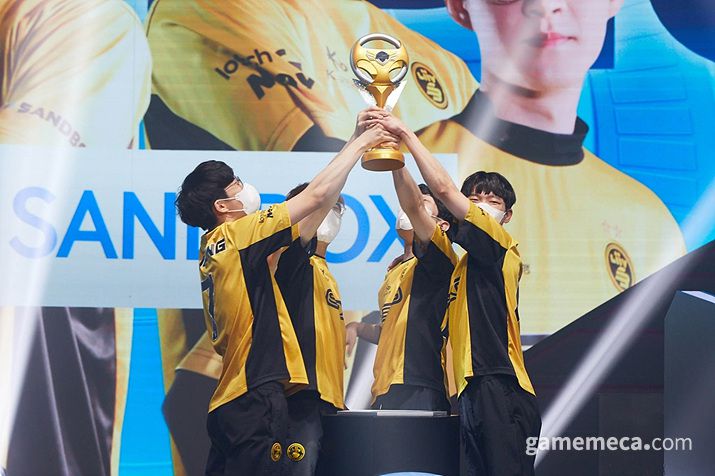 ▲ 리브 샌드박스 선수들이 트로피를 들어올리고 있다 (사진제공: 넥슨)