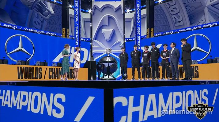 ▲ 우승컵을 들어올리며 환호하는 EDG (사진출처: 롤드컵 생중계 갈무리)