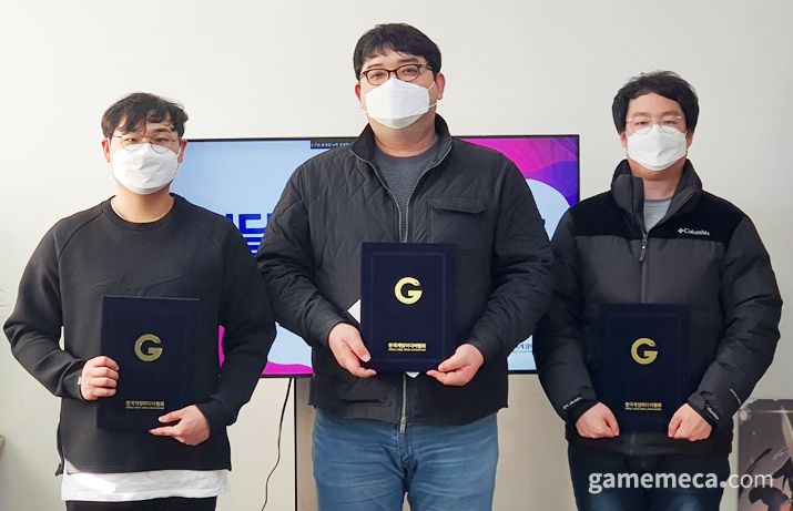 ▲ 2021년 9월~12월 이달의 기자상 수상자, 왼쪽부터 게임포커스 경원철 기자, 박종민 기자, 김성렬 기자 (사진제공: 한국게임미디어협회)