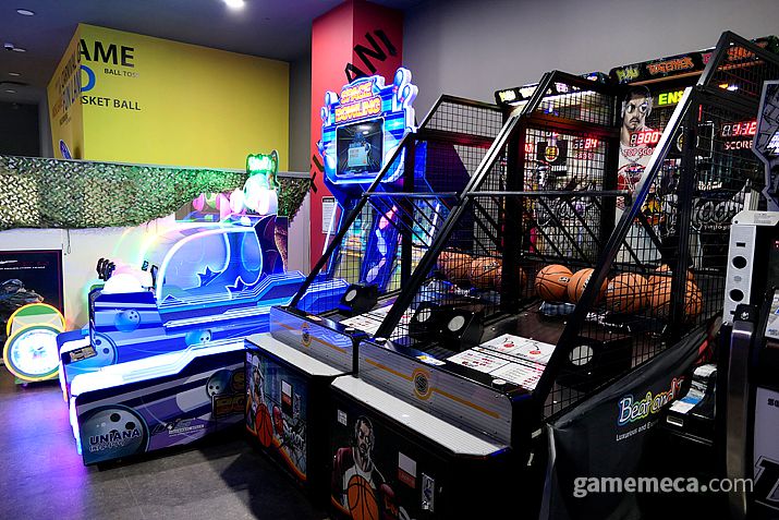 ▲ 스틱형 비디오게임들도 매장 정중앙에!;(사진: 게임메카 촬영)