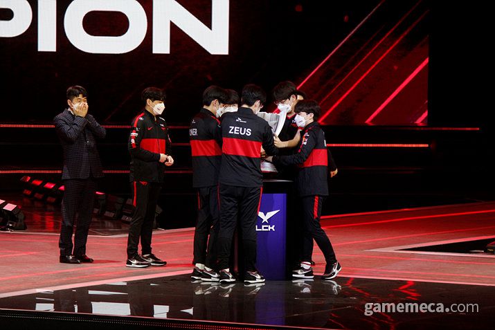 ▲ 승리가 확정되자 마자 선수들이 뛰쳐나왔다 (사진: 게임메카 촬영)