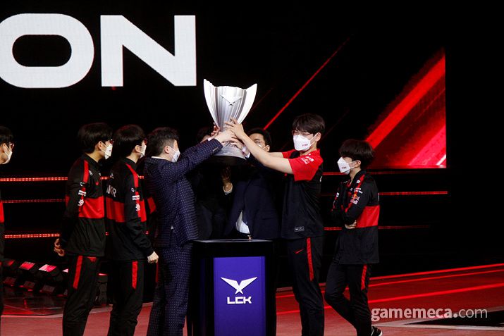 ▲ T1은 빛나는 승리를 만끽했다 (사진: 게임메카 촬영)