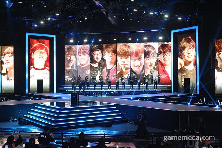 ▲ LCK 10년을 빛낸 레전드들의 입장과 함께 (사진: 게임메카 촬영)