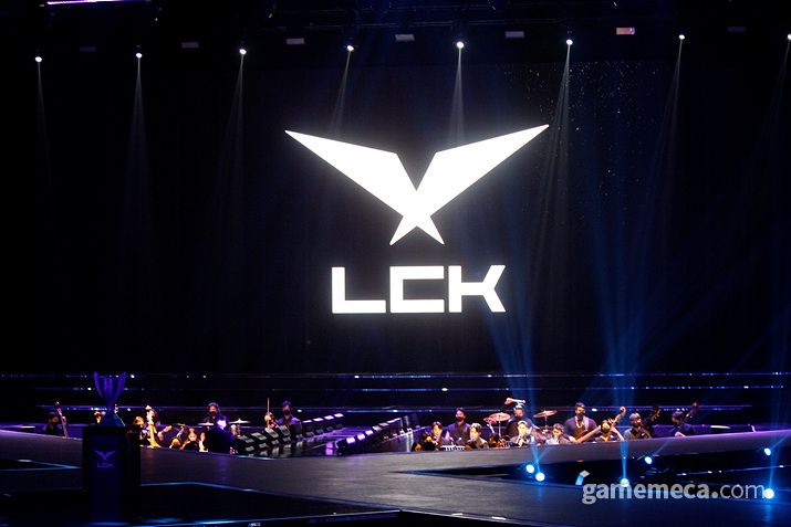 ▲ 웅장한 오케스트라와 함께 (사진: 게임메카 촬영)