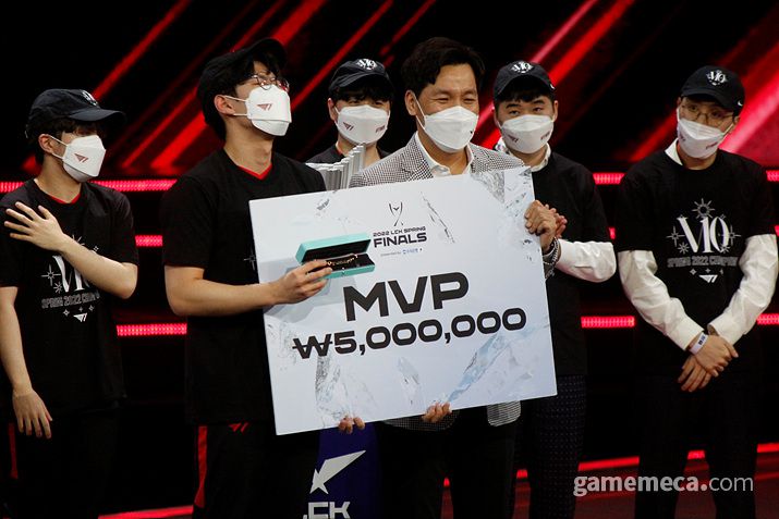 ▲ 선수들은 우승을 들어올렸으며 (사진: 게임메카 촬영)