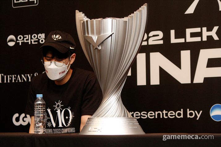 ▲ T1의 이름이 새겨질 우승컵 (사진: 게임메카 촬영)