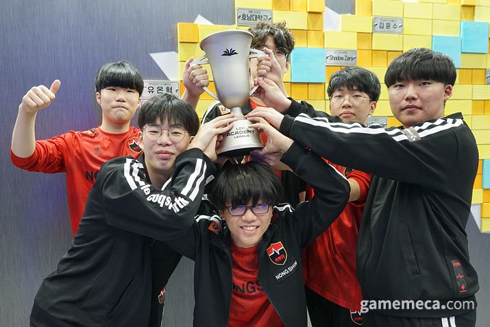 ▲ 농심 레드포스 아카데미 선수들이 세리머니를 하고 있다 (사진제공: 한국e스포츠협회)