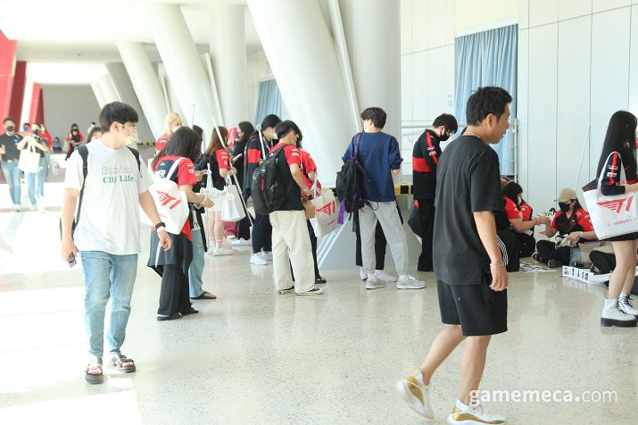 ▲ 경기장 안에선 선수들이 경기를 준비하고 있었다 (사진: 게임메카 촬영)