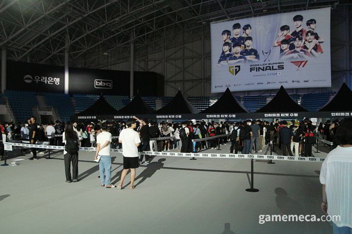 ▲ 푸드트럭 앞에도 바글바글하다 (사진: 게임메카 촬영)