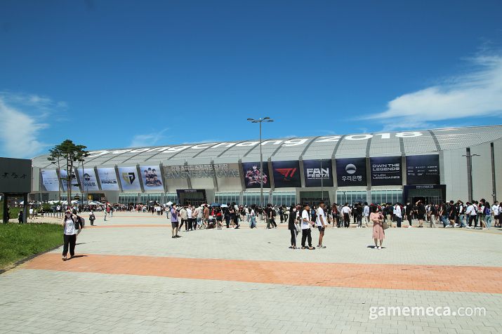 ▲ 티켓을 수령하는 곳인 스피드 스케이팅 경기장에 줄을 서 있었다 (사진: 게임메카 촬영)