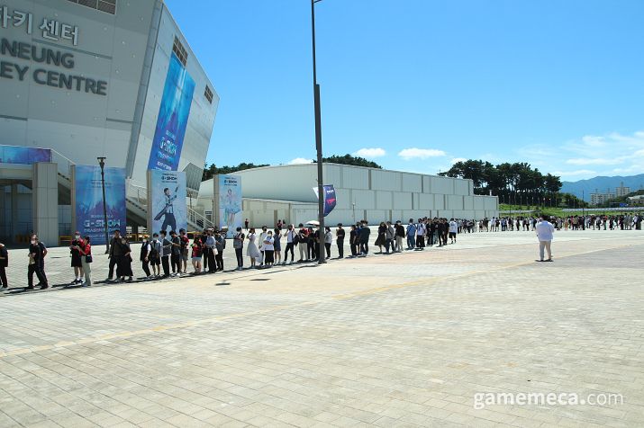 ▲ 프로그램은 없었지만, 팬페스타는 어제와 비슷하게 진행되고 있었다 (사진: 게임메카 촬영)