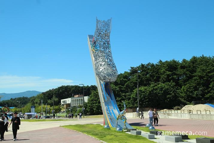 ▲ 각종 기념물이 멋들어지게 놓여있다 (사진: 게임메카 촬영)