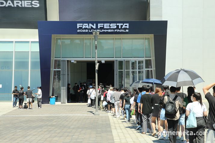 ▲ 안에는 더 많은 인원이 줄을 서 있었다 (사진: 게임메카 촬영)