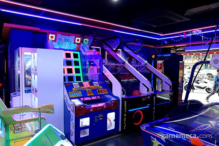 ▲ 크레인게임은 계단 올라가는 1층 안쪽에 있어요 (사진: 게임메카 촬영)