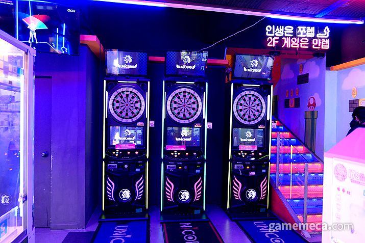 ▲ 작지만 알찬 미니 경품들이 들어있는 미니 크레인 게임기 (사진: 게임메카 촬영)