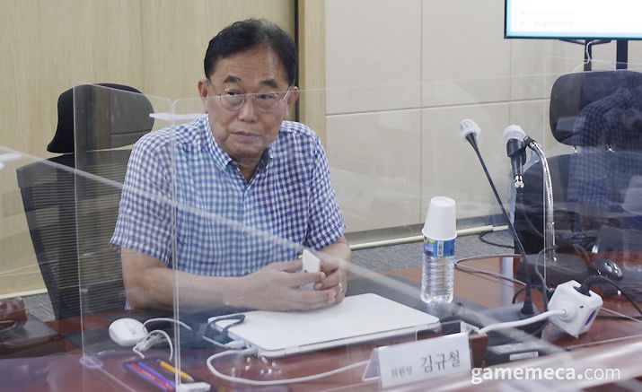 ▲ 지난 5일에 열린 한국게임미디어협회 소속 한국게임기자클럽과의 간담회에 참석한 게임물관리위원회 김규철 위원장, 김 위원장은 메타버스 게임 심의에 대해 국조실 판단을 기다린다고 밝힌 바 있다 (사진: 게임메카 촬영)