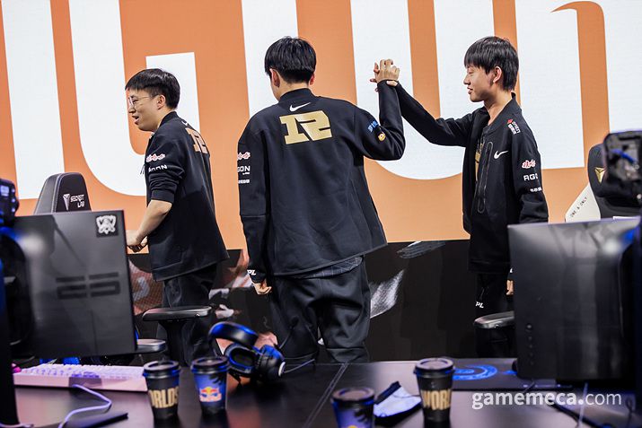 ▲ 그룹 스테이지 2라운드에서 보여준 젠지의 폼은 얼마전 서머에서 봤던 그 모습과 같았다 (사진제공: 라이엇게임즈)