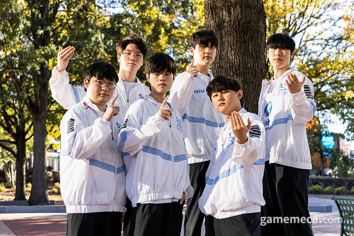 ▲ 결승 진출이 확정된 뒤 기뻐하는 팀원들 (사진제공: 라이엇게임즈)