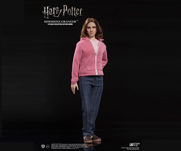 ▲ 사복 버전, 분홍 재킷에 청바지 패션은 '행동하는 엘리트'라는 그녀의 면모를 잘 표현해준다 (사진출처: AMIAMI 홈페이지)