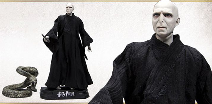 ▲ 이름을 부를 수 없는 바로 그 분. 옆의 뱀과 함께 음모를 꾸미는 듯한 사악한 미소가 돋보인다. 비록 호그와트 레거시 이후엔 악당 급은 아니고 악동 수준으로 평가가 내려왔지만... (사진출처: AMIAMI 홈페이지)