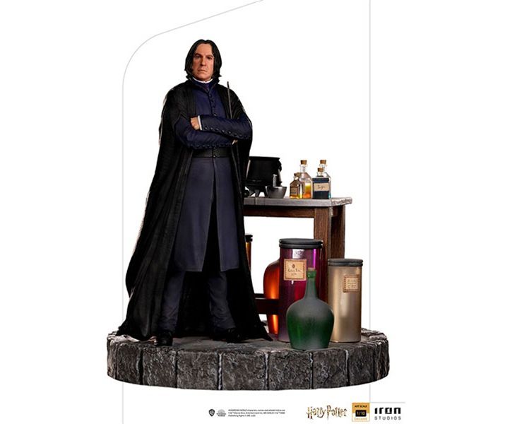 ▲ 해리포터 시리즈 내내 해리 일행을 막기도 도와주기도 했던 세베루스 스네이크 교수. 여러 임팩트를 남긴 캐릭터이자, 일반적인 악덕 교수의 모습도 갖추고 있다 (사진출처: AMIAMI 홈페이지)