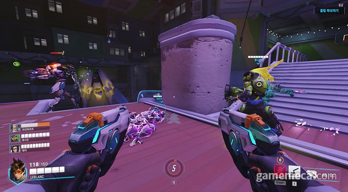 ▲ 먼저 수송선을 지켜야 한다 (사진: 게임메카 촬영)