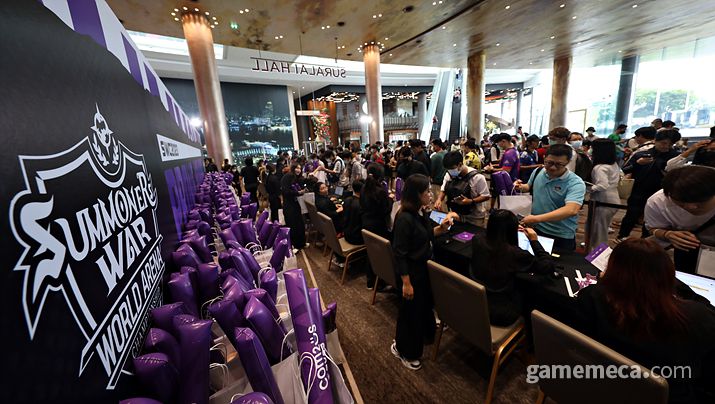 ▲ 서머너즈 워 팬들로 북적거리는 현장 (사진제공: 컴투스)