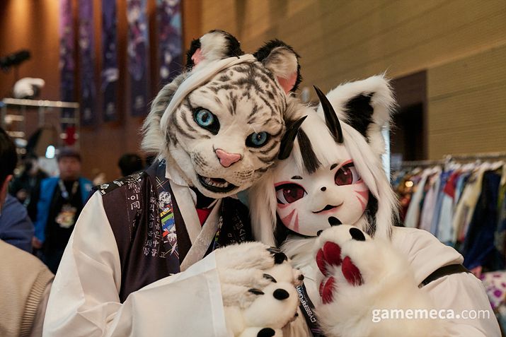 ▲ 필름을 써 최대한 티가 나지 않게 밖을 보게 하거나, 타공을 통해 시야를 트는 방법이 주류 (사진제공: 펀즈이누)