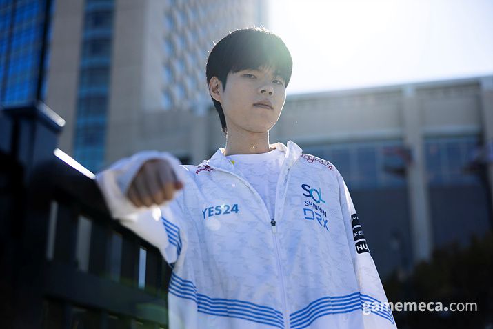 ▲ T1 선수들에 버금가는 팬을 보유한 '데프트' 김혁규 (사진제공: 라이엇 게임즈)