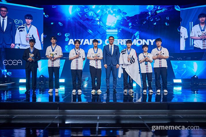 ▲ 리그 오브 레전드 종목에서 우승을 차지한 한국 선수들 (사진제공: 한국e스포츠협회)