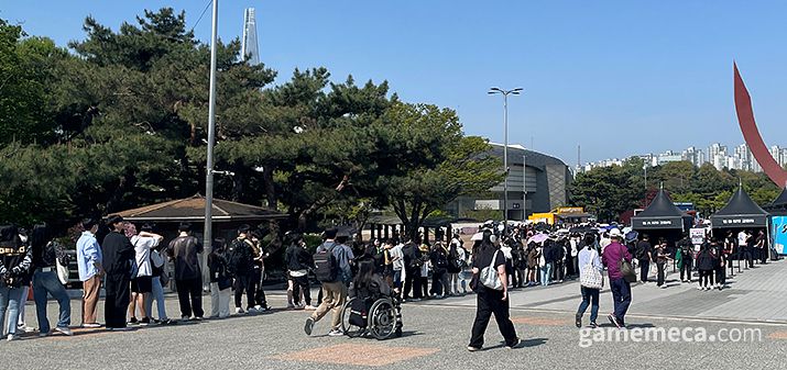 ▲ 오전 10시 경부터 줄을 서서 기다리는 관중들 (사진: 게임메카 촬영)