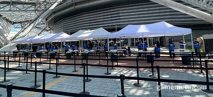 ▲ 관중 입장은 낮 12시 30분부터이기에 입구에서도 팬들을 맞이하기 위해 분주히 준비했다 (사진: 게임메카 촬영)